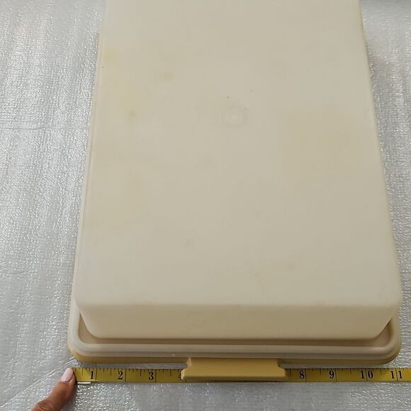 Tupperware Cake Storage Box with Mushroom Pendant - Picture 5 of 6